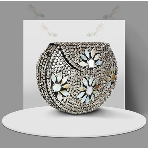 Silver clutch with mother of pearl flowers - Picture 2 of 6